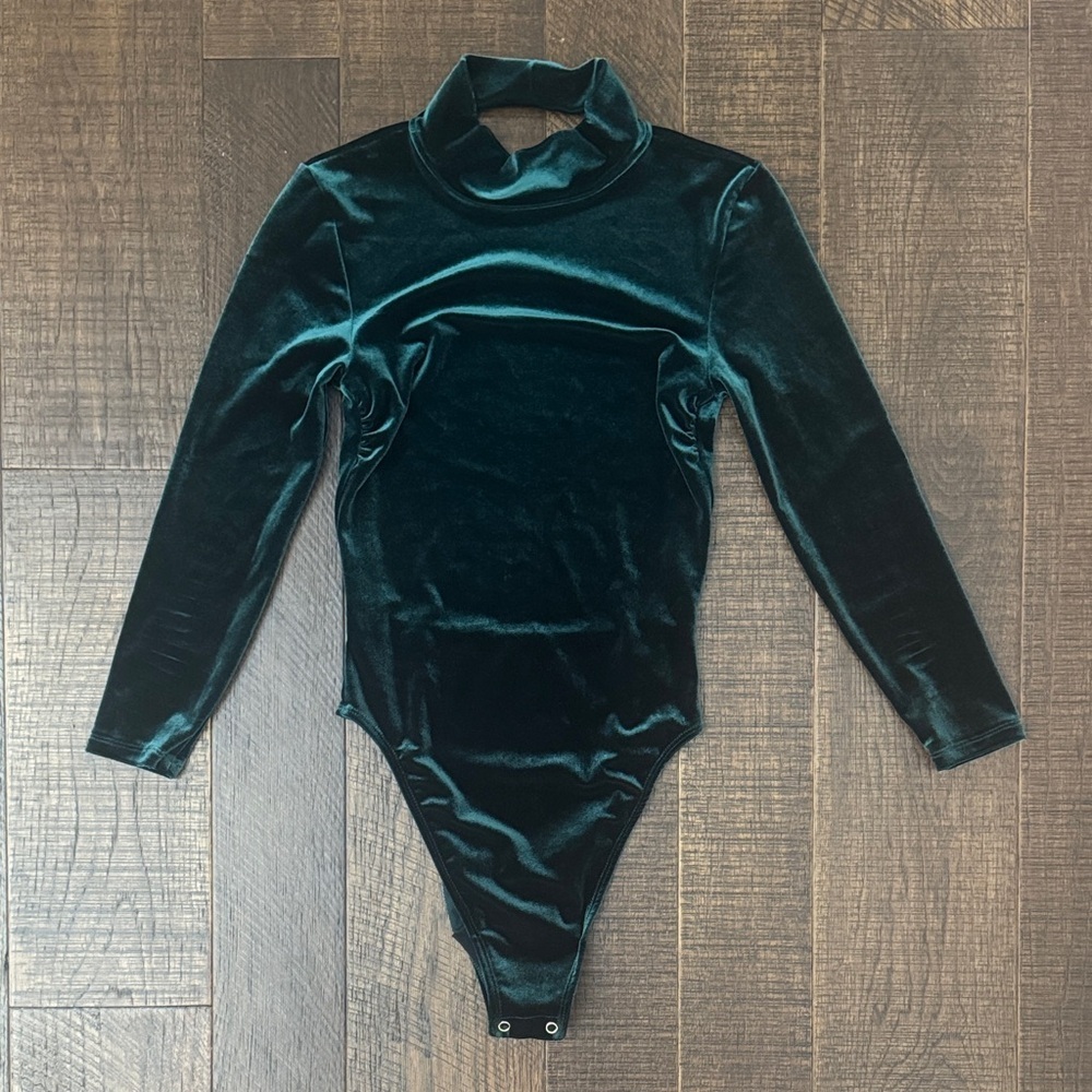 Good American The Velvet Long Sleeve Bodysuit in Green - Picture 3 of 9
